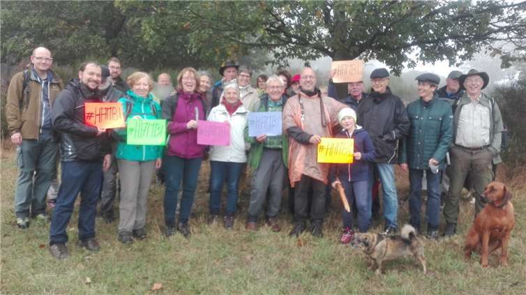 Die bunten Plakate, auf denen das Hashtag #HAMBI zu lesen ist, beziehen sich auf die Bewegung zur Erhaltung des Hambacher Forstes. privat