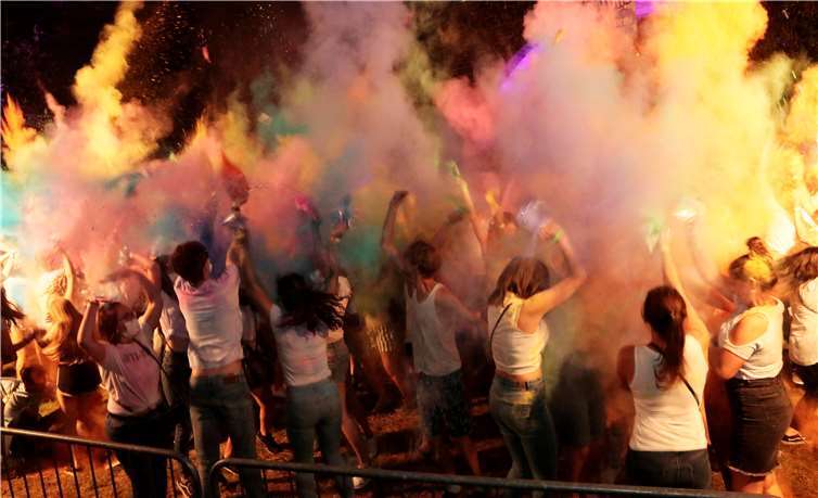 Die bunteste Party des Jahres, die „Night of Color“ geht mittlerweile in die sechste Runde.  Heinz Toni Sesterheim