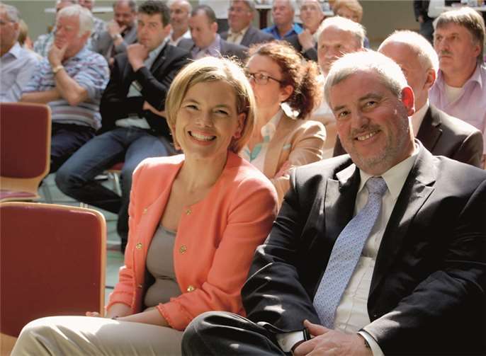 Die charismatische Oppositionsführerin Juli Klöckner und ihr Gastgeber, der Wassenacher Ortsbürgermeister Manfred Sattler.