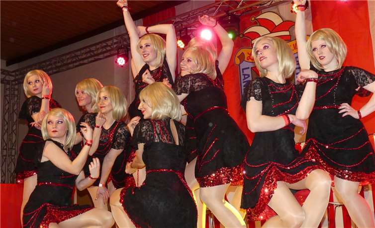 Die charmanten Blond-Girls der Hambucher Karnevalisten erfreuten mit einer Burlesque-Show. TE