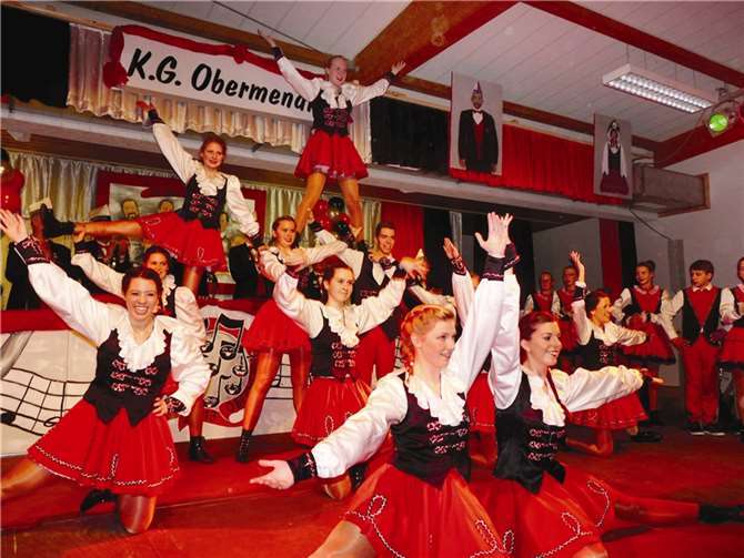 Die charmanten Kellbach-Funken begeisterten mit ihrem Gardetanz. SF