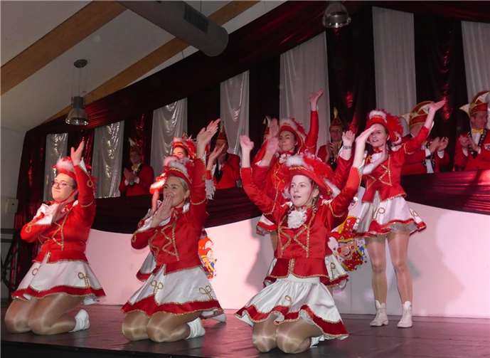 Die charmanten Mädels der Prinzengarde erfreuten die Saaljecken mit einer trefflichen Tanzdarbietung.