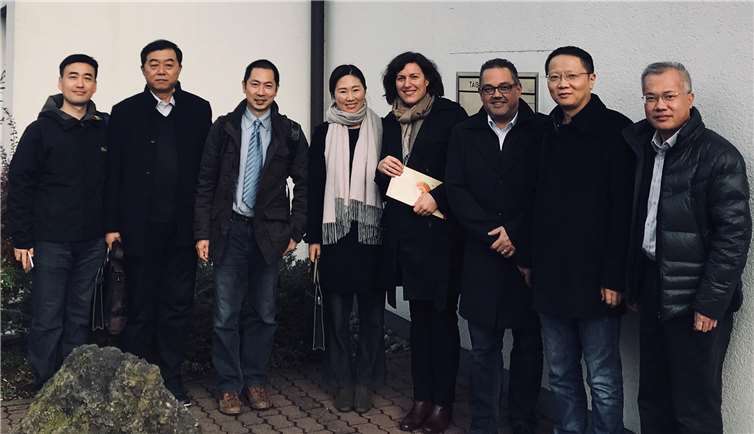 Die chinesische Bankdelegation mit Firmenkundenberaterin Monika Diekmann vor der Volksbank in Niederzissen. Marc Hammer