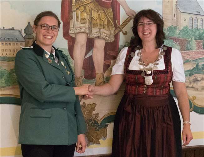 Die derzeit amtierende Schützenliesel Lydie Frings gratuliertihrer Tochter Sarah Zakrzewski zum Sieg. Fotos: CEW