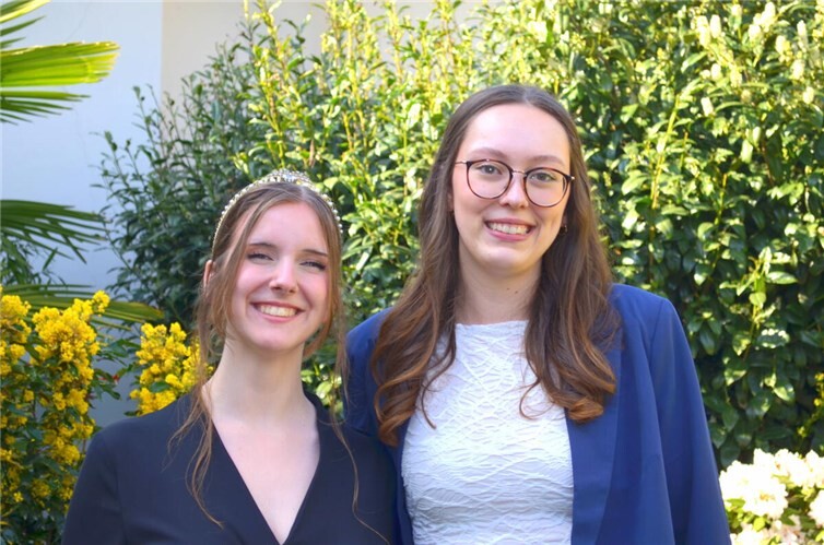 Die derzeitige Brunnenkönigin Sophie I. mit ihrer Nachfolgerin Elisa I.