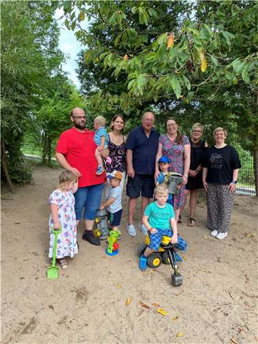 Die derzeitigen Mitglieder des Fördervereins der Katholischen Kita Regenbogen Burgbrohl v.l.: Sven Baer (2. Vorsitzender), Tamara Krüger (Beisitzerin), Michael Tinschert (1. Vorsitzender), Charlotte Tack (Beisitzerin), Nadine Monschauer (Kassenwartin), Carina Schumacher (Standortleiterin der Kita Regenbogen).  Foto: privat