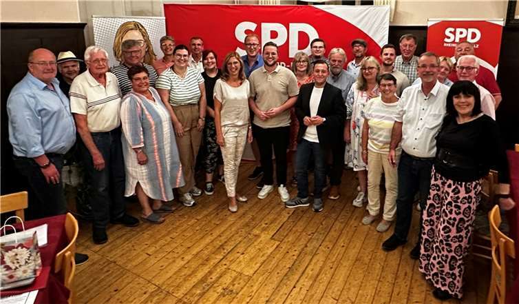 Die designierte Parteivorsitzende, Sabine Bätzing-Lichtenthäler, mit den Genossen des SPD Kreisverbandes Neuwied.  Foto: SPD Kreisverband Neuwied