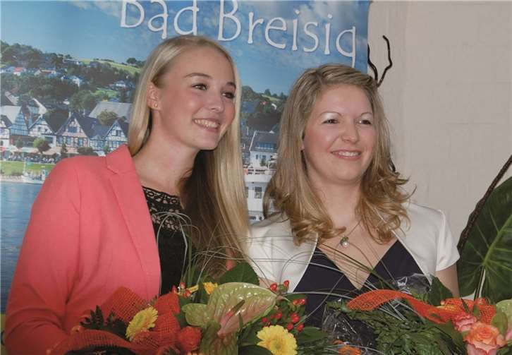 Die designierte neue Brunnenkönigin Maren Kraus und die bis zur Nachfolgerin noch amtierende Majestät Anne Kraus.FA