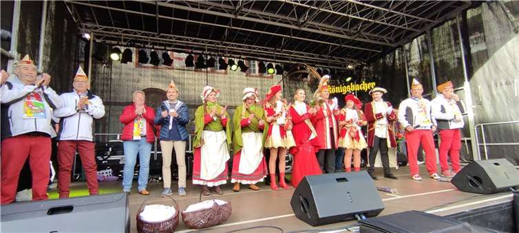 Die designierten Tollitäten Prinz Sven, „der Neuendorfer Garant für Frohsinn und Freud“ und Confluentia Lisa mit ihrem Hofstaat der Karnevalsgesellschaft Rheinfreunde 1845 e. V. Koblenz-Neuendorf begrüßten die Narren.