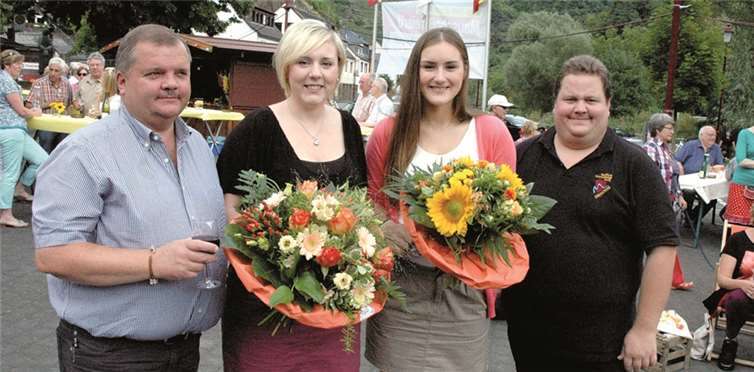 Die designierten Weinmajestäten wurden vorgestellt (v. li).: Vorstandsmitglied Wolfgang Ringat, designierte Weinkönigin Judith Baltes und Weinprinzessin Ruth Baltes, stellvertretender Vorsitzender und Bacchus Florian Schäfer. UM