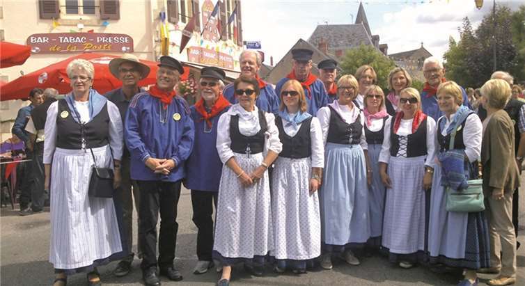 Die deutsch-französische Gruppe in ihrer Tracht.