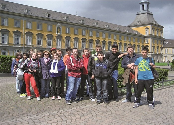 Die deutsch-französische Gruppe vor der Universität Bonn. privat