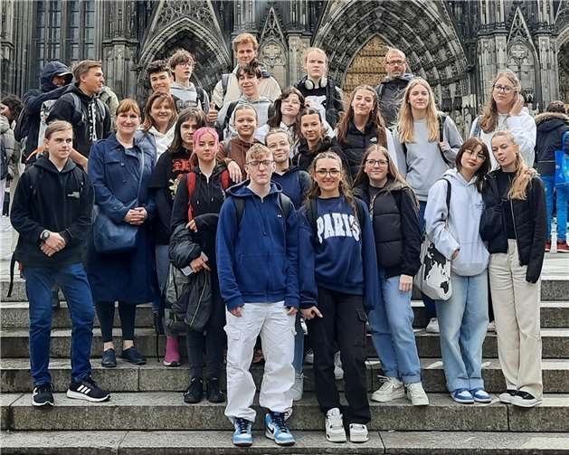 Die deutsch-polnische Gruppe vor dem Kölner Dom. Quelle: Are-Gymnasium