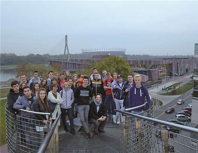 Die deutsch-polnische Schülergruppe auf einer Aussichtsplattform in Warschau. Im Hintergrund das Kopernikus-Center und das Nationalstadion.privat