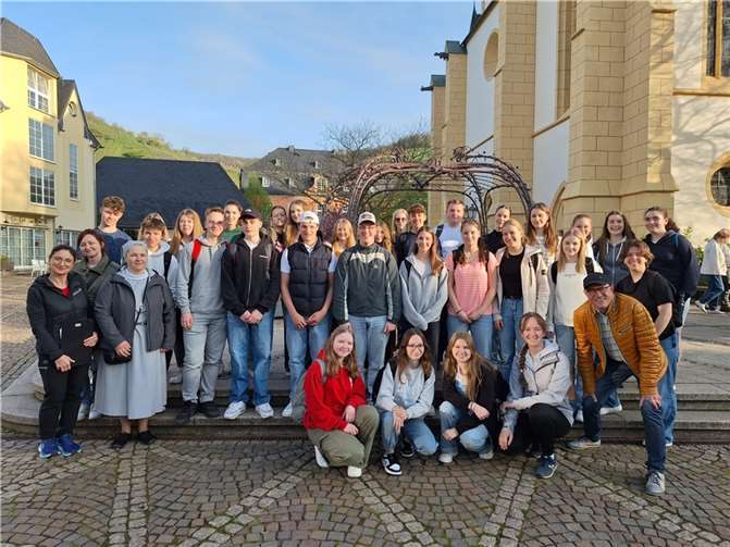Die deutsch-polnische Schülergruppe erkundet bei bestem Wetter die Ahrweiler Altstadt.  Foto: Edyta Bertram