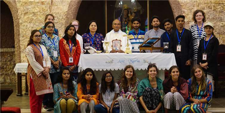Die deutsche Gruppe vor der „Martyrers of Jordan Church“ in Amman, v.l.: Laura Lang, Heike Sistig, Helena und Katharina Geschier, Judith Schopp und Maria Geschier.Foto: privat