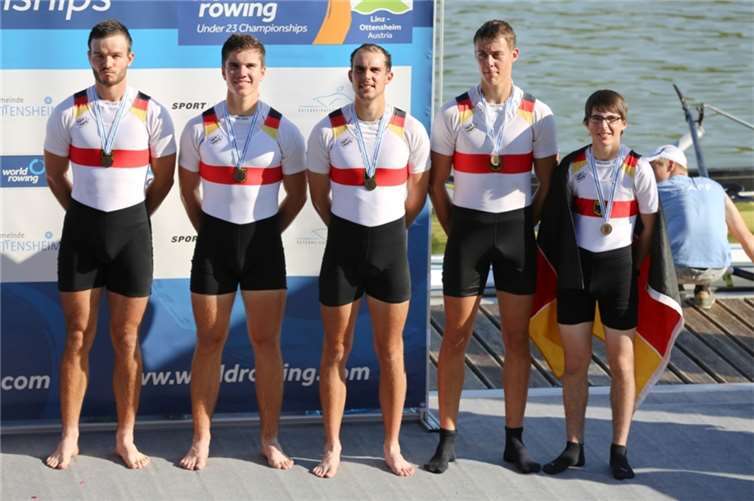 Die deutsche Mannschaft mit Matthias Hörnschemeyer (Osnabrück), Carl Moritz Reinke (Ems-Jade-Weser),Torben Johannesen (Bergedorf) und Jan Hendrik Bernhard (Hamburg) mit Steuermann Jonas Wiesen(r.) von der Rudergesellschaft Treis-Karden mit der Bronzemedaille am Siegersteg.
