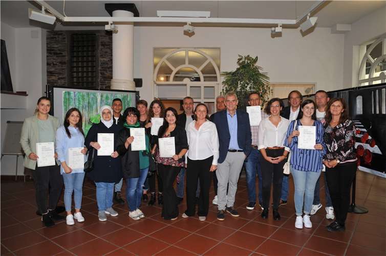 Die deutsche Sprache ist der Schlüssel zu einer erfolgreichen Integration. Und so haben jetzt Zuwanderer einen Integrationskurs bei der vhs Andernach bestanden und ihre Zertifikate aus den Händen von Bürgermeister Claus Peitz (7. von rechts) und vhs-Geschäftsführerin Julia Dormayer (5. von rechts) erhalten.  Foto: Stadt Andernach/Maurer