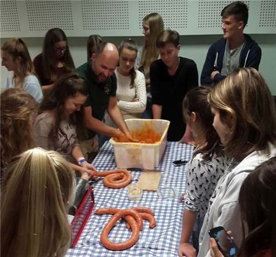Die deutschen Austauschschüler lernten, wie Kolbász-Wurst hergestellt wird.