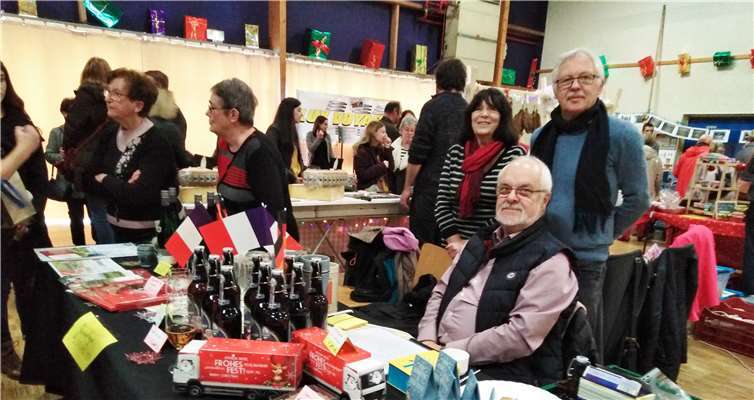 Die deutschen Köstlichkeiten und Bastelarbeiten stießen bei den französischen Besuchern auf großes Interesse. Foto: privat