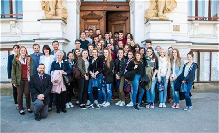 Die deutschen Schüler mit den Lehrern und Blanka Rašticová vor dem Rathaus in der Partnerstadt. Michael Sexauer
