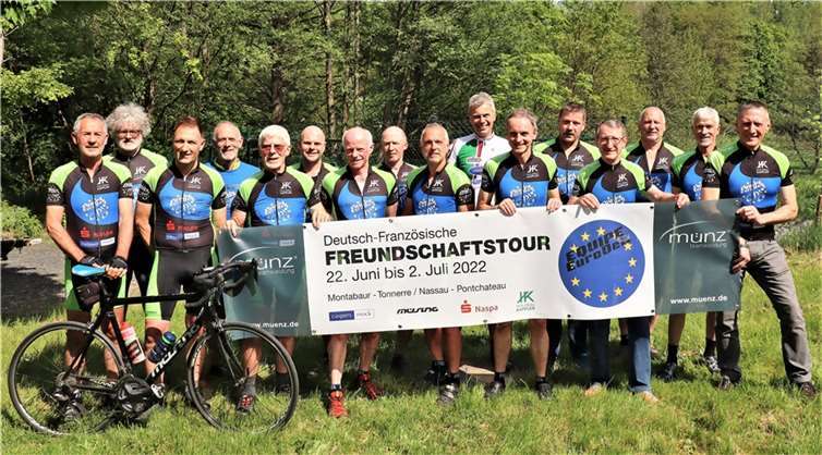 Die deutschen Teilnehmer der Freundschaftstour mit Start am 22.Juni absolvierten im Rahmen der Kirmes in Daubach das traditionelle „Kirmesrennen“ und konnten danach den Flüssigkeitsverlust in geeigneter Form ausgleichen. Foto: privat