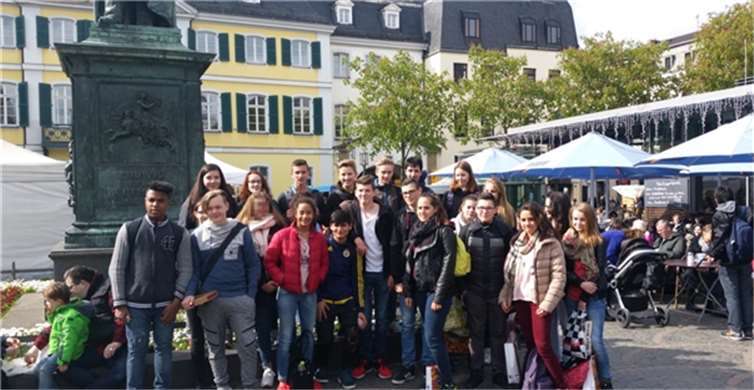 Die deutschen und französischen Schüler vor dem Beethoven-Denkmal in Bonn.privat