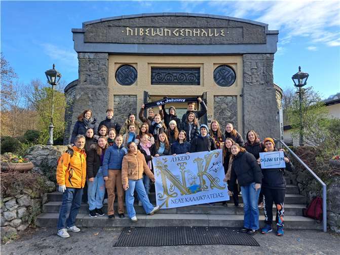 Die deutschen und griechischen Schüler:innen zusammen mit ihren begleitenden Lehrkräften. Foto: Stefan Israel
