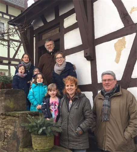 Die dezimierte Kindergartengruppe des Brohler Kindergartens mit ihren Erzieherinnen, sowie den Vertretern des Bürger- und Heimatvereins Waldorf vor dem Heimatmuseum Waldorf.privat