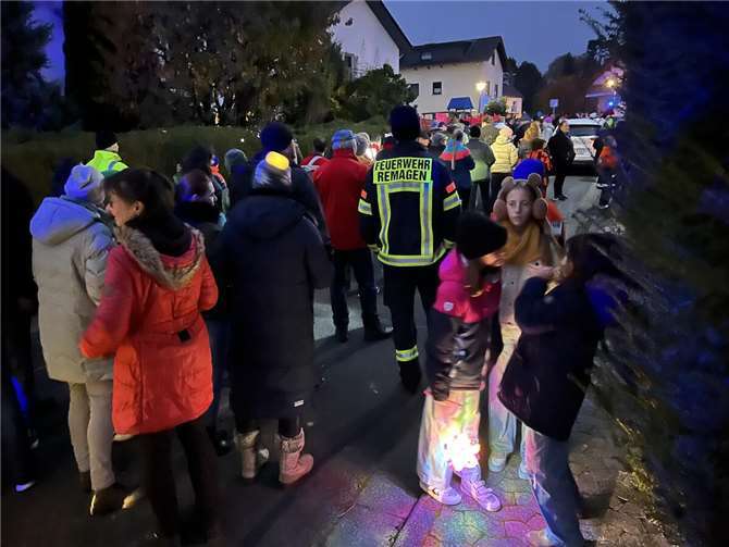 Die dichtgedrängte Menschenmenge schlängelte sich gemütlich durch einzelne Straßenzüge Oedingens.