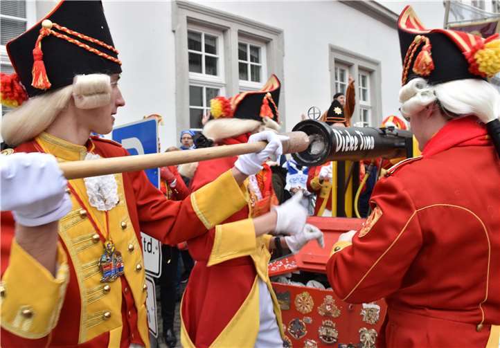 Die dicke Tina wurde von den Gelb-Roten mit Papiergranaten geladen.
