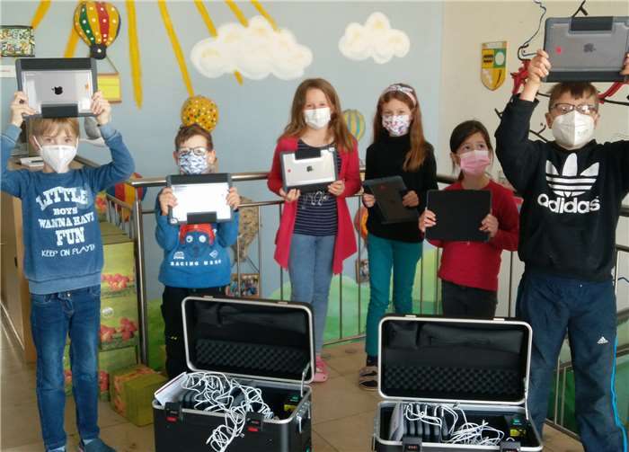 Die die Grundschule Forster Kirchspiel in Brohl verfügt nun über 49 iPads für die Schüler*innen. Foto: privat