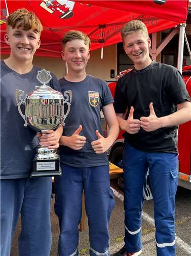 Die die Jugendfeuerwehr Vallendar nahm den Dieter Zimmermann Wanderpokal als neuer Kreismeister entgegen.