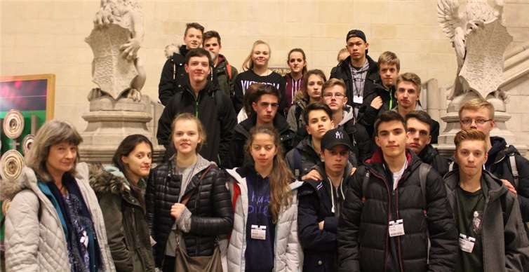 Die die SJG-Reisenden in der St. Stephen’s Hall - Houses of Parliament.privat