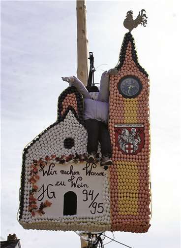 Die diesjährige Eierkrone zeigt die Pfarrkirche mit der Aufschrift „Wir machen Wasser zu Wein“.