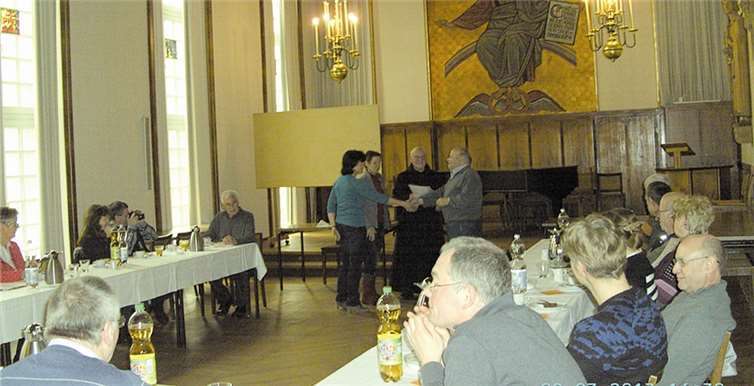 Die diesjährige Hauptversammlung der Hobbyimker fand in der Abtei Maria-Laach statt. privat