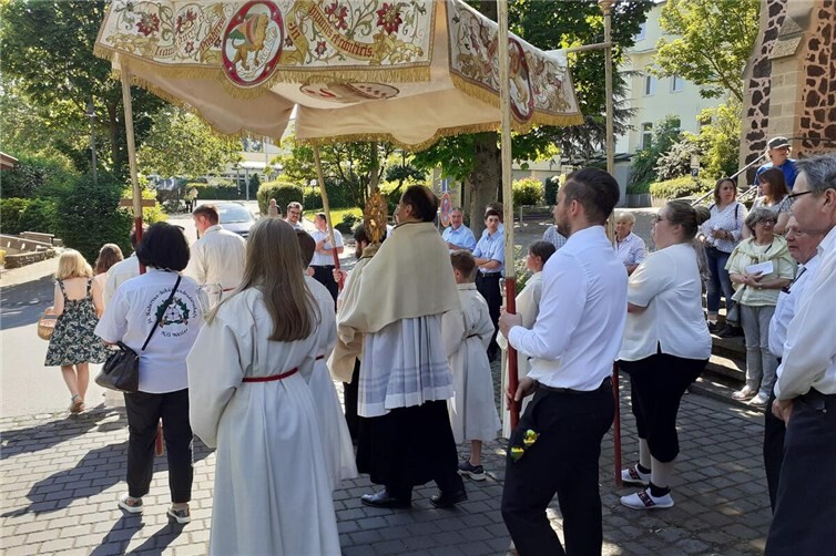 Die diesjährige Prozession beginnt in der Kirche St. Johannes der Täufer und führt von Burgbrohl nach Weiler in die Kirche St. Vitus. Hier ein Foto aus dem Jahr 2023.