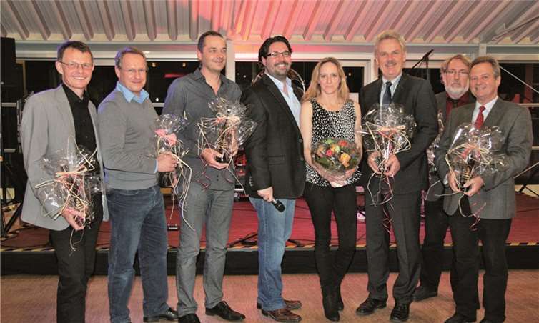 Die diesjährige Rheinbacher 3K „Rheinisch – Römisch Rheinbach“ wurde in der Mensa der Glasfachschule eröffnet. Bürgermeister Stefan Raetz (3.v.re.) und der Vorsitzende des Rheinbacher Gewerbevereins, Oliver Wolf (5.v.re.), bedankten sich beim Organisationsteam und beim Hausherrn des Staatlichen Berufskollegs für die Vorbereitung und Unterstützung der 3K. STEIN