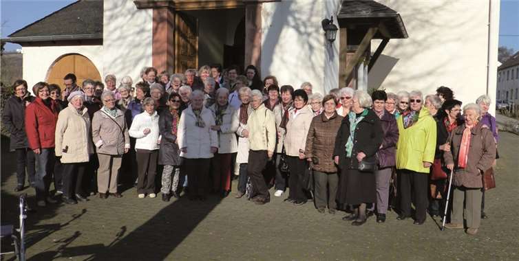 Die diesjährige Wallfahrt der kfd St. Laurentius führte 56 Frauen bei strahlendem Sonnenschein gemeinsam mit Dechant Jörg Meyrer nach Schalkenmehren. privat