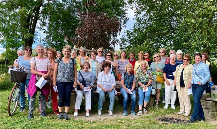 Die diesjährige meditative Abendwanderung der kfd Irlich und der kfd Feldkirchen erfreute sich wieder einmal großer Beliebtheit. Mit Texten zum Thema Frieden gestalteten die Frauen den Weg und kehrten im Biergarten am Deich ein. Foto: privat