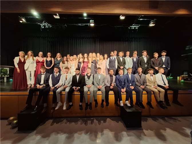 Die diesjährigen Abiturientinnen und Abiturienten des Werner-Heisenberg-Gymnasiums  Foto: Manuel Kalter