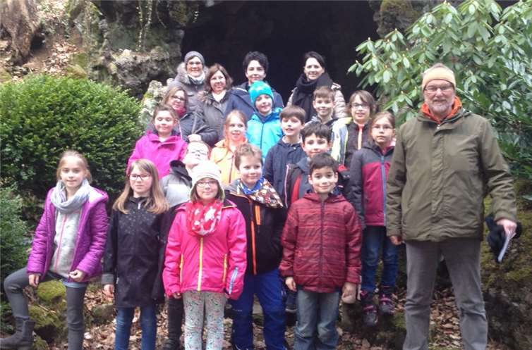 Die diesjährigen Kommunionskinder folgten gemeinsam mit ihren Eltern und Katechetinnen der Einladung von Pastor Volker Dupont nach Adenau.privat