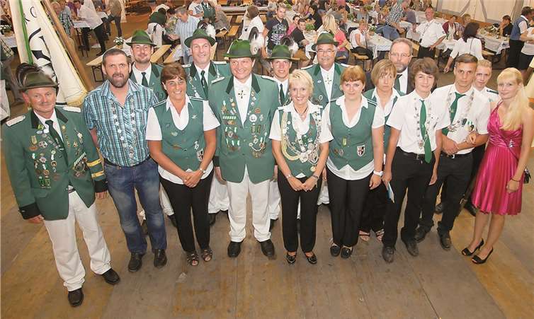 Die diesjährigen Majestäten: Bürgerkönig Dieter Stein (2.v.l.), Schützenkönigin Tatjana Zimmermann (5.v.l.), Schülerprinz Leon Hause (3.v.r.) und Jungschützenkönig Marcel Kaul 2.v.r.).WT