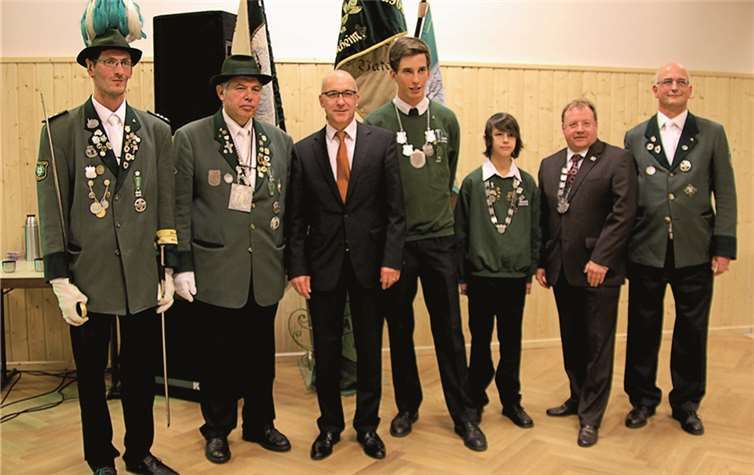 Die diesjährigen Majestäten der St. Sebastianus Schützenbruderschaft erhielten zum Krönungsball von Bürgermeister Bert Spilles den „weltlichen“ Orden überreicht (v.l.): Lars Willems, Schützenkönig 2006 und 2012, der neue Schützenkönig Eckehard Haffner (1998 und 2013), Bert Spilles, Jugendprinz Maximilian Klemmer, Schülerprinz Moritz Denhoven, Friedel Groß, Bürgerkönig 2013 und der Präsident der Schützenbruderschaft, Matthias Klemmer).STEIN