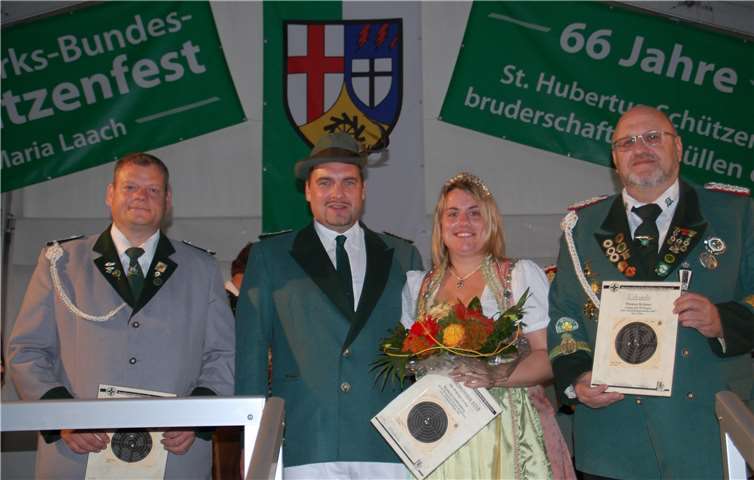 Kathrin Lichtenberg ist neue Bezirksschützenkönigin Die diesjährigen Majestäten kommen aus der Schützenbruderschaft Mayen sowie aus der Hubertus Schützenbruderschaft aus Reudelsterz.Privat
