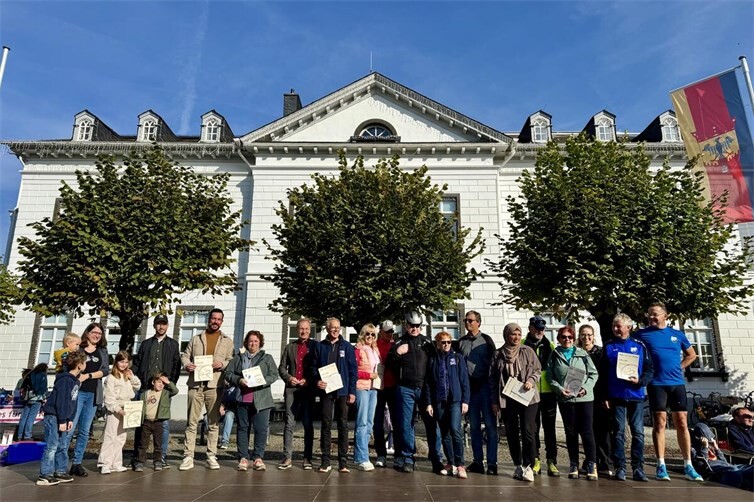 Die diesjährigen Preisträgerinnen und Preisträger des STADTRADELN-Wettbewerbs in Sinzig mit Bürgermeister Andreas Geron (9. v. l.) und Klimaschutzmanagerin Clarissa Figura (3. v. l.) 