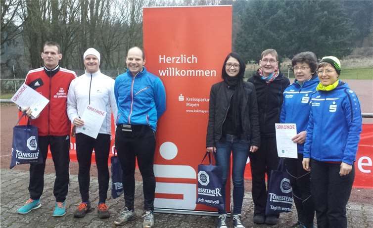 Die diesjährigen Sieger der 33. KSK Mayen Winterläufe 2015/2016 (v.li. Peter Schlich, Markus Luhr Rudi Nick , Elisabeth Waldorf (stellvertretende Vorsitzende LG Laacher See), Carina Seifer, Marianne Katluhn, Marita Fronnert, Stefan Zepp (KSK Mayen). Es fehlt Hermann Schmitz (SV Nickenich). privat