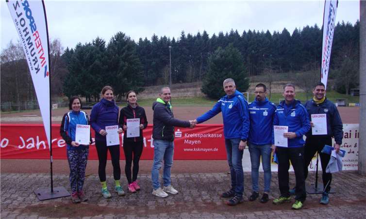 Die diesjährigen Sieger der 35. KSK Mayen Winterläufe 2017/2018: v.li. Christiane Neumann, Barbara Grell, Andrea Balles, Erich Schlich von Intersport Krumholz, Peter Schlich, Gereon Gilles, Guido Neumann und Mathias Grell.privat