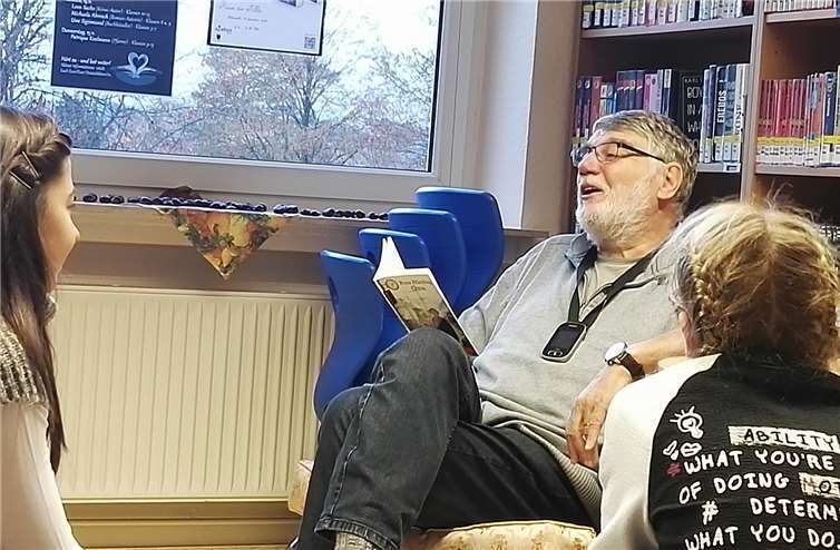 „Lesen ist toll, schreiben noch schöner!“ Die diesjährigen ‚Tage des Lesens‘, eine Initiative der 1988 gegründeten ‚Stiftung Lesen‘ zur Förderung der Lesekultur in Deutschland, haben auch das Martin-Butzer-Gymnasium in Dierdorf in der vergangenen Woche wieder in einen regelrechten Leserausch versetzt.privat