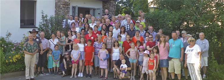 Die diesjährigen Teilnehmer der Sportabzeichenaktion „Fit in den Sommer“ beim Grillfest im CTG-Sportpark anlässlich der Überreichung der Urkunden.privat